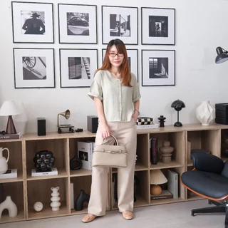Lawyer Store [ 8211436] เสื้อคอวี แขนพับ กระดุมหน้า ใส่สบาย เนื้อผ้ามีเทกเจอร์ ดีไซน์เจาะสามเหลี่ยมด้านหลัง เสื้อผู้หญิง
