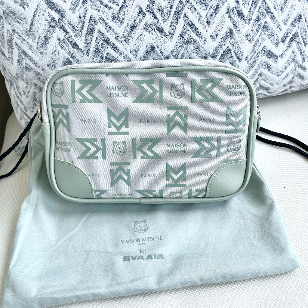 EVA Air x Maison Kitsune กระเป๋า Crossbody พร้อม Amenities Business Class EVA Air