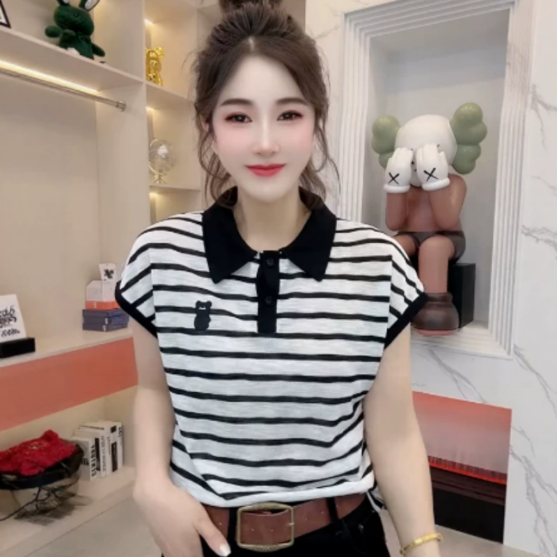 เสื้อโปโลแฟชั่นชั้นสูงสำหรับผู้หญิง สไตล์ใหม่สำหรับฤดูร้อน ปกเสื้อเก๋ไก๋และประณีต ดีไซน์ลายทางสีสันสดใสไม่เหมือนใคร
