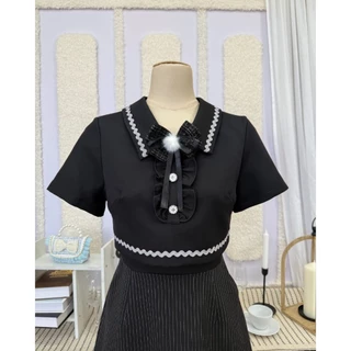 DW500 Maisei Dress ชุดเดรสสั้น ทรงเข้ารูป ท่อนบนเป็นกั๊กงานทรงคร๊อป ปกบัวแหลม พร้อมเข็มกลัดโบ