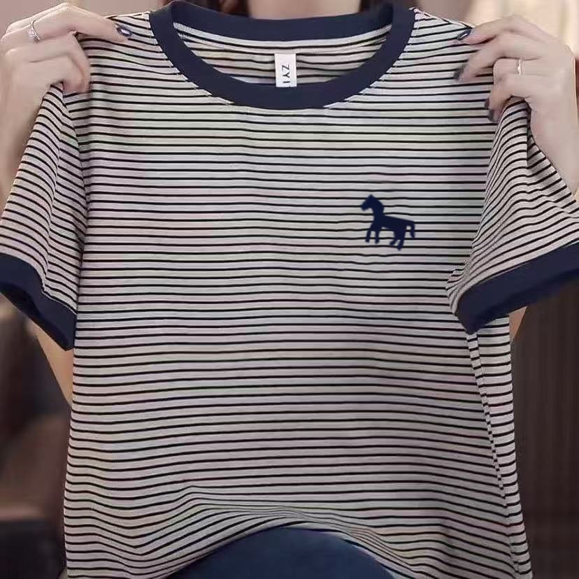 เสื้อยืดแขนสั้นลายทางสีสันสดใสสุดเก๋และมีสไตล์สำหรับผู้หญิง สไตล์ใหม่สำหรับฤดูร้อน คอกลมเรียบง่ายและลำลอง เสื้อตัวเก่งที