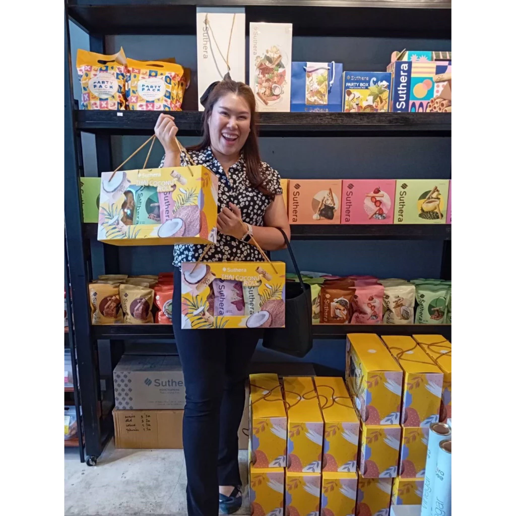เซทของขวัญ ทองม้วนสุธีรา ทองม้วนกรอบ 70 กรัม 6 ถุง ( Suthera official) ขนมมงคล กะทิสด กรอบ อร่อย ของฝากยอดนิยม