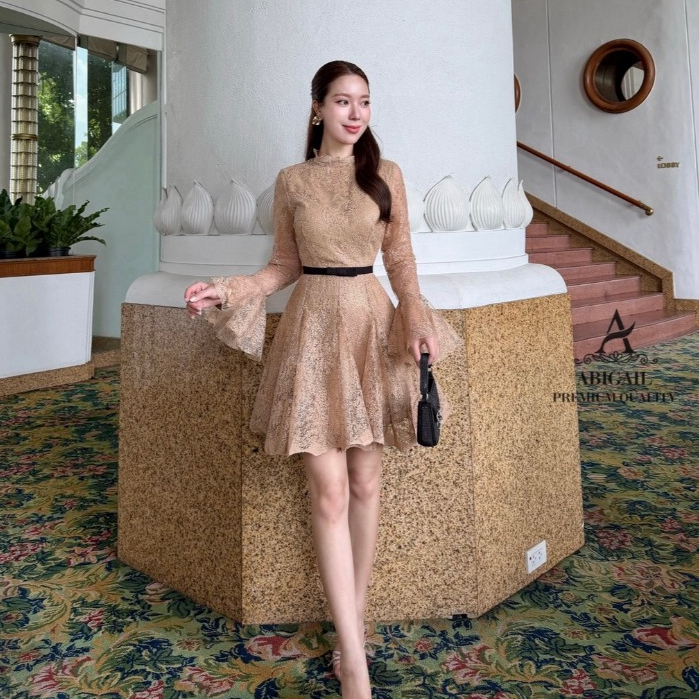 ABIGAIL เดรสผ้าลูกไม้คอกลม สีเบจประกายทอง