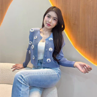 เสื้อคลุมอัดพลีท3D แน่นๆ ทรงครอป งานสีพื้นติดดอกไม้ 3D ด้านหน้า น่ารักมากๆ สีสด