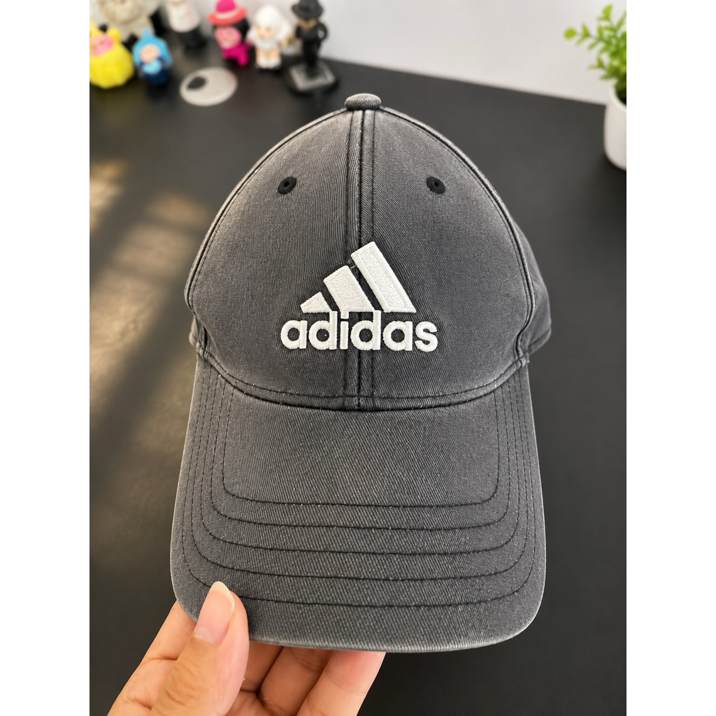 หมวกรุ่นadidasสีดำสภาพมือสองแต่ยังดี