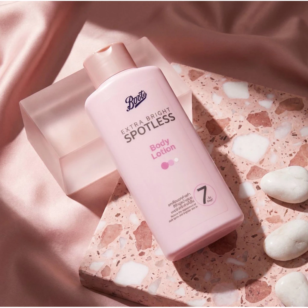 โลชั่นทาตัวผิวขาวกระจ่างใส Boots Extra Bright spotless 250 mL