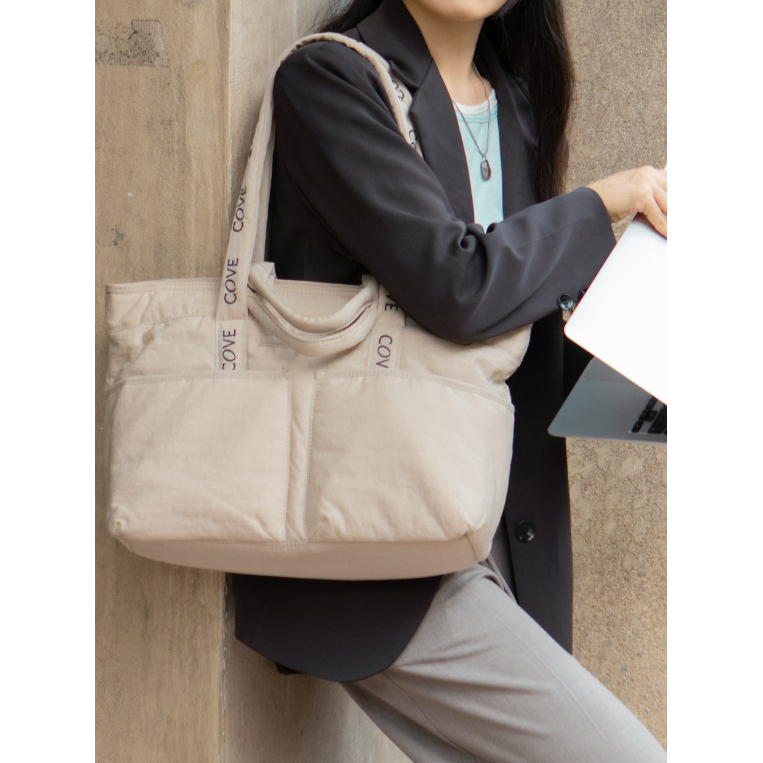 COVE Puffy Daytrip Tote กระเป๋าใส่โน๊ตบุ๊ค / Laptop 16 นิ้ว  กระเป๋าสะพายไหล่ ผ้าไนล่อน น้ำหนักเบา