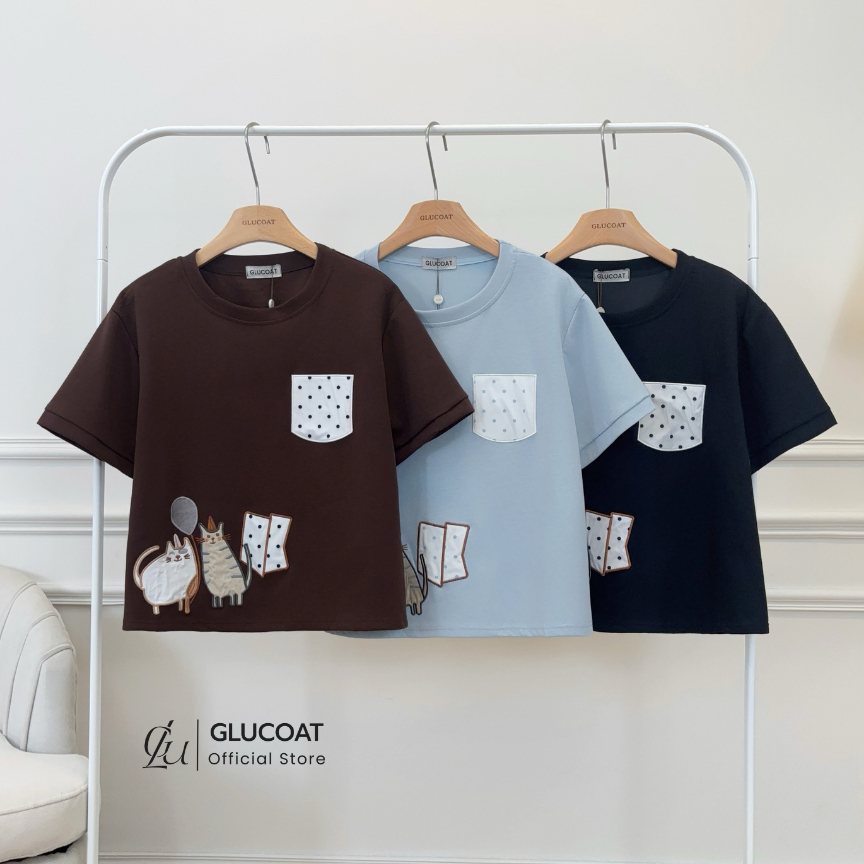 Glucoat | [A877] เสื้อยืดแขนสั้นคอกลมสีดำ/สีฟ้า/สีน้ำตาล กระเป๋าแต่ง ปักลายน้องแมว