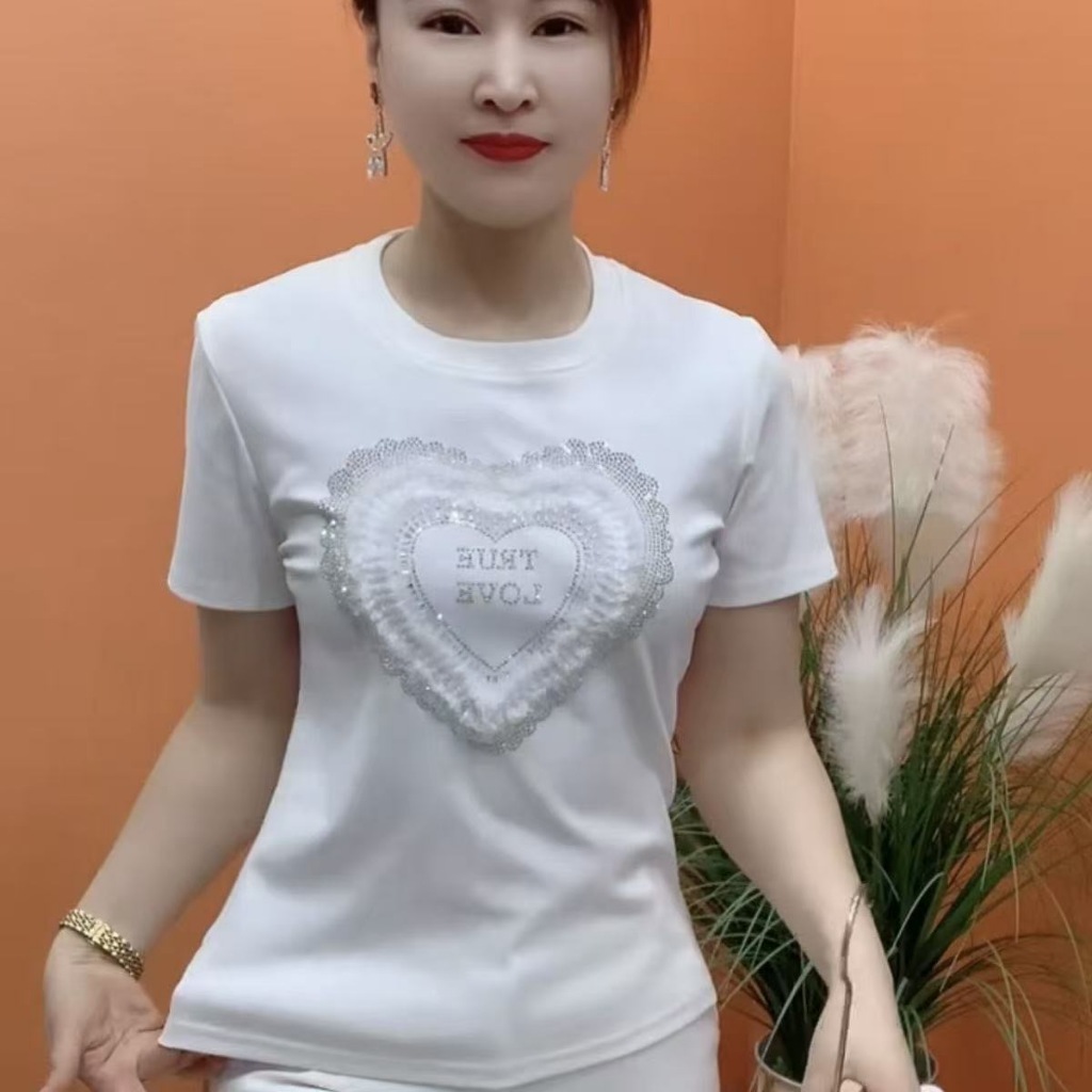เสื้อยืดแขนสั้นผู้หญิงลายหัวใจสุดประณีต สไตล์ใหม่สำหรับฤดูร้อน ดูอ่อนเยาว์ คอทรงกลม ทันสมัย ​​สวมใส่ได้หลากหลาย สบาย และ