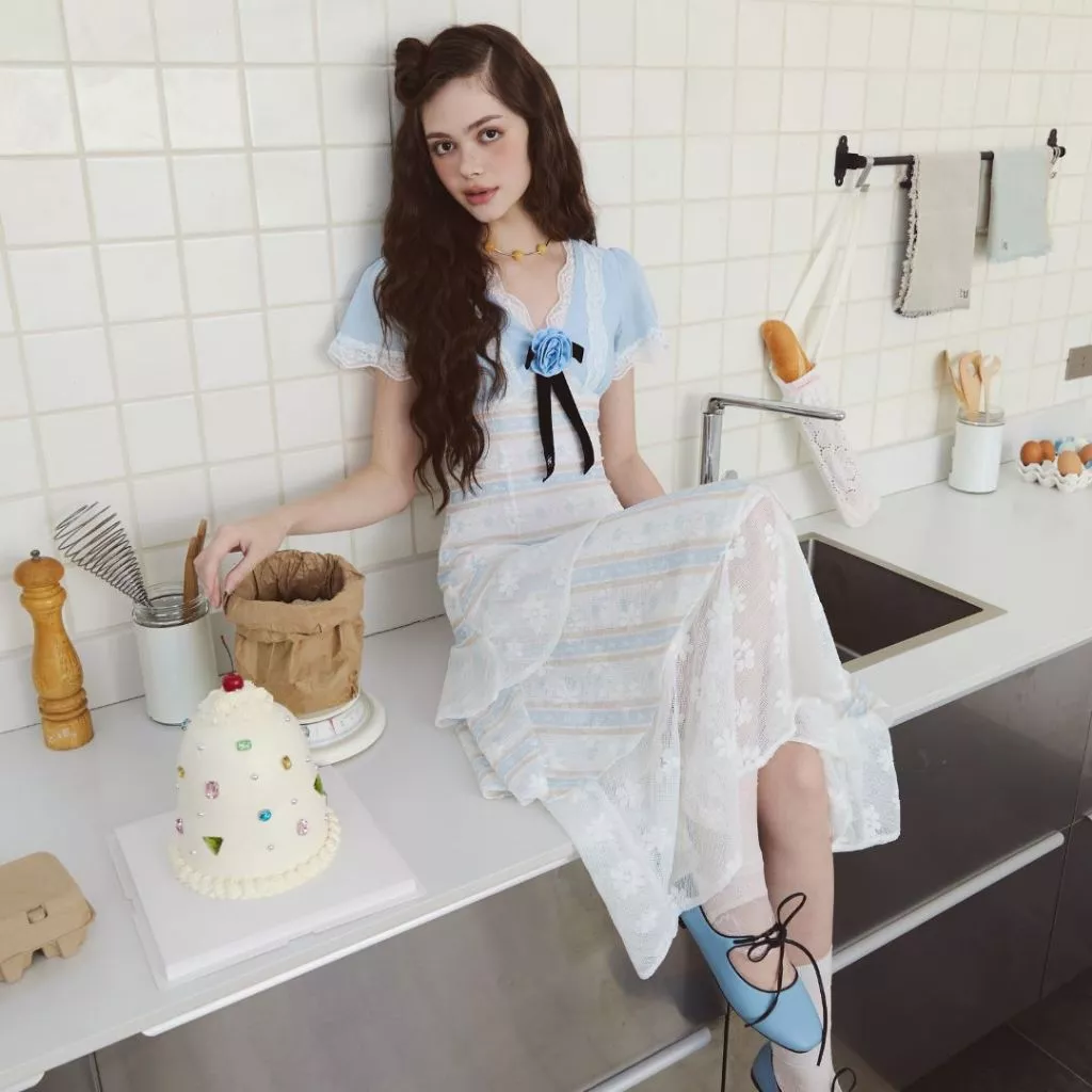 La Mignonne (XS-2XL) Precious Cloud Dress เดรสใส่เที่ยวหรือใส่ทำงาน ดีเทลล์งานปัก แต่งระบายกระโปรงเป็นชั้นๆสีฟ้าสุดละมุน