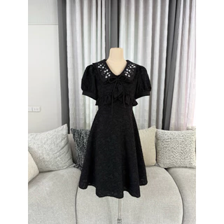 DW394 Britney Dress ชุดเดรสยาวทรงเข้ารูป ผ้าทอเบิร์นเอาท์ (Burnout Fabric) ปกบัวแหลมแต่งระบายรอบปกบนปกปักลายดอกไม้