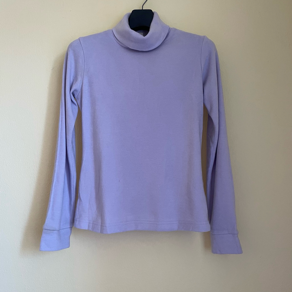 D2.คอเต่า Uniqlo S อก 34 ยาว 23.5 สีม่วงพาสเทล ผ้าพรีที่นุ่ม นิ่ม อุ่น