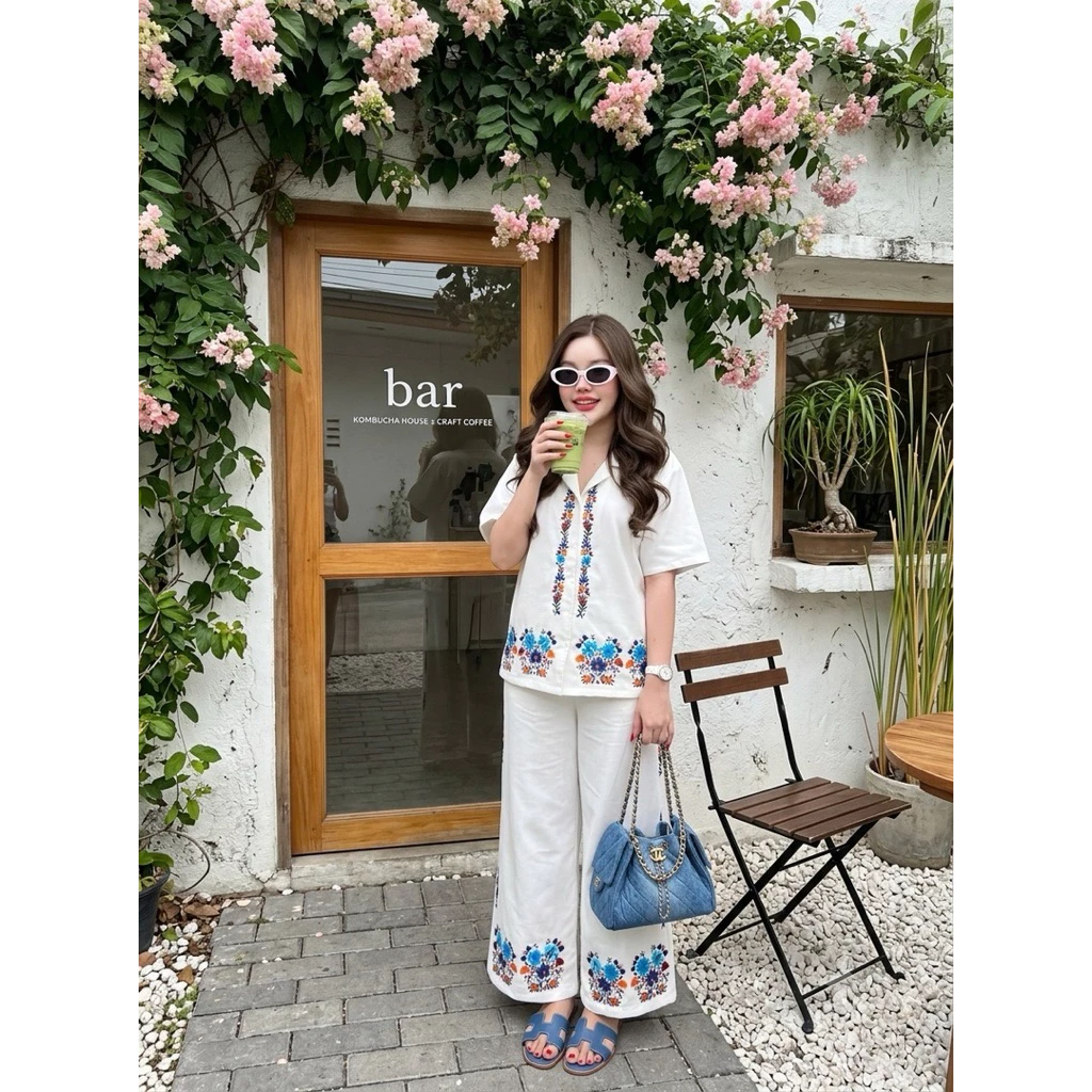 A1580 ชุดเซต เสื้อ + กางเกงขายาว สีขาว ปักดอกไม้สีฟ้า