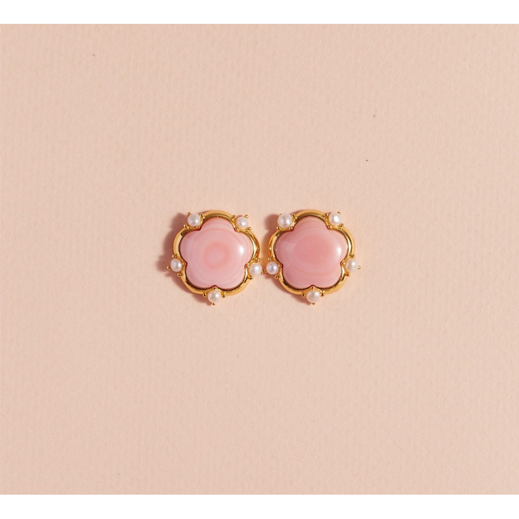 Vetiver.Pearl Vintage pink conch + freshwater pearl earring