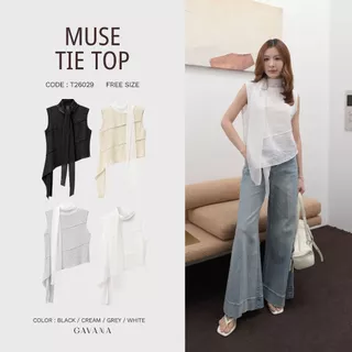 GAVANA Muse Tie Top เสื้อแขนกุดดีไซน์เรียบหรู โดดเด่นด้วยคอผ้าผูกยาวและชายเสื้อให้มีลูกเล่น #T26029