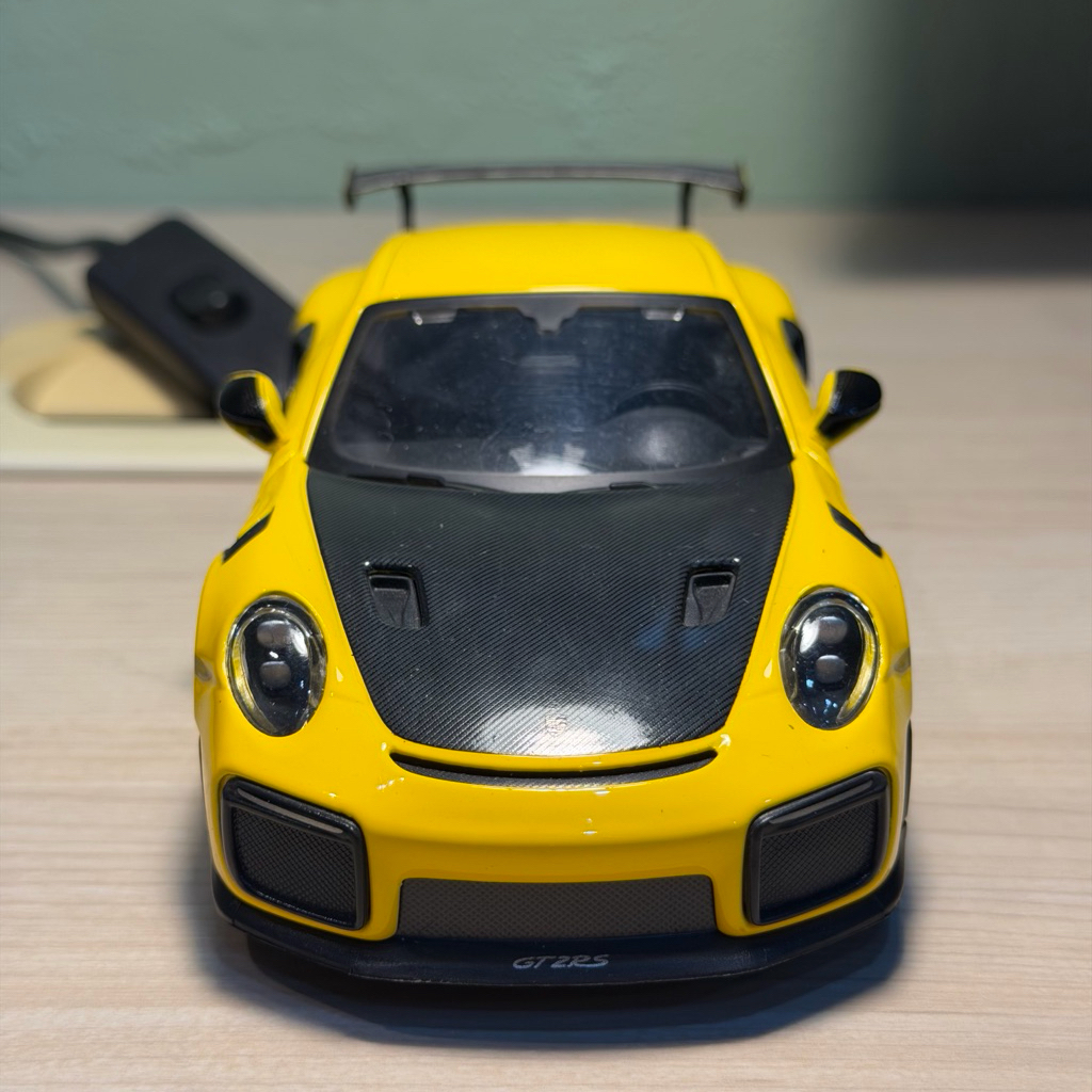 Maisto 2018 Porsche 911 GT2 RS (Yellow)