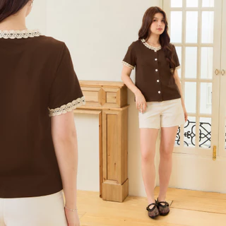 Glucoat | [A905/A649] เสื้อยืดแขนสั้นคอกลมสีน้ำตาล/สีดำ แต่งเทปฉลุสีครีม กระดุมหน้าใช้งานได้จริง