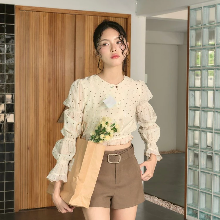 Kokiji - Mochi top เสื้อแขนยาวลายจุดสีครีมอ่อน