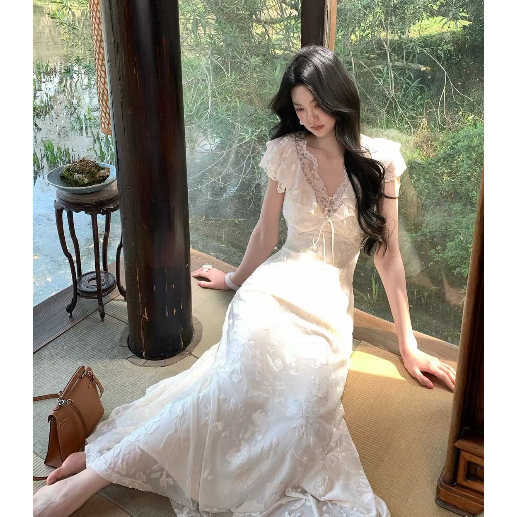 เดรสลูกไม้สุดละมุน คอวีสวย งานลูกไม้ละเอียด ดีไซน์หรูแบบสาวฝรั่งเศส ใส่แล้วดูอ่อนหวาน หุ่นเพรียว และดูแพงมากค่ะ