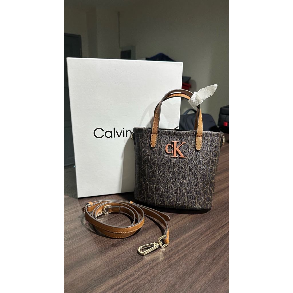 กระเป๋าสะพาย Calvin Klein Signature Monogram