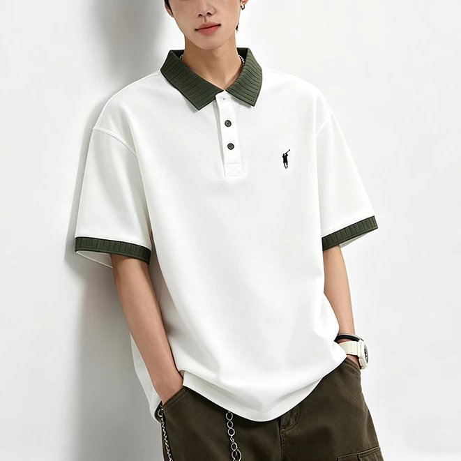 เสื้อโปโลแขนสั้นผู้ชาย สีเขียว คอปก ปักโลโก้แบบคลาสสิก เนื้อผ้าโปร่งสบาย สวมใส่ได้หลายโอกาส
