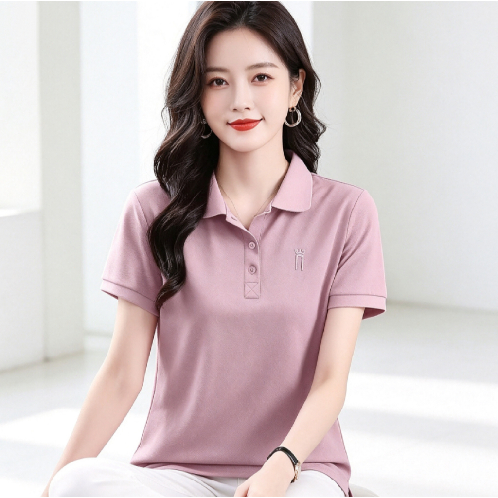 เสื้อโปโลแขนสั้นสีพื้นสำหรับผู้หญิงเกรดพรีเมียม โดดเด่นด้วยดีไซน์ที่เป็นเอกลักษณ์ เป็นเสื้อที่ดูดี มีสไตล์ และสวมใส่ได้ห