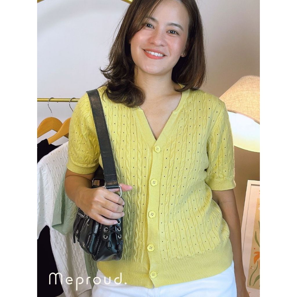 MEPROUD | เสื้อคาร์ดิแกนไหมพรมแขนสั้น คอวี ลายผ้าดีไซน์น่ารัก