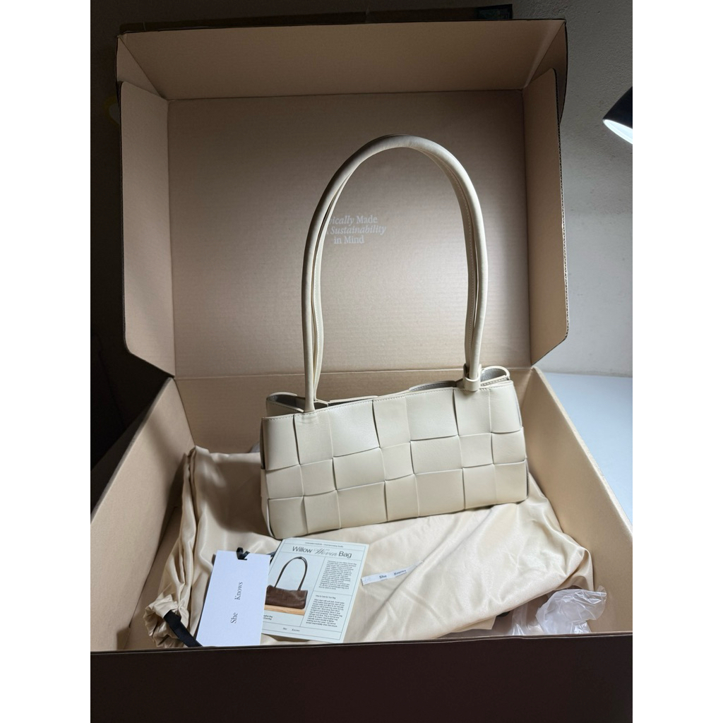 Used good condition willow woven bag by sheknows สี oat lot ของ เดือน 4 ปี 2025