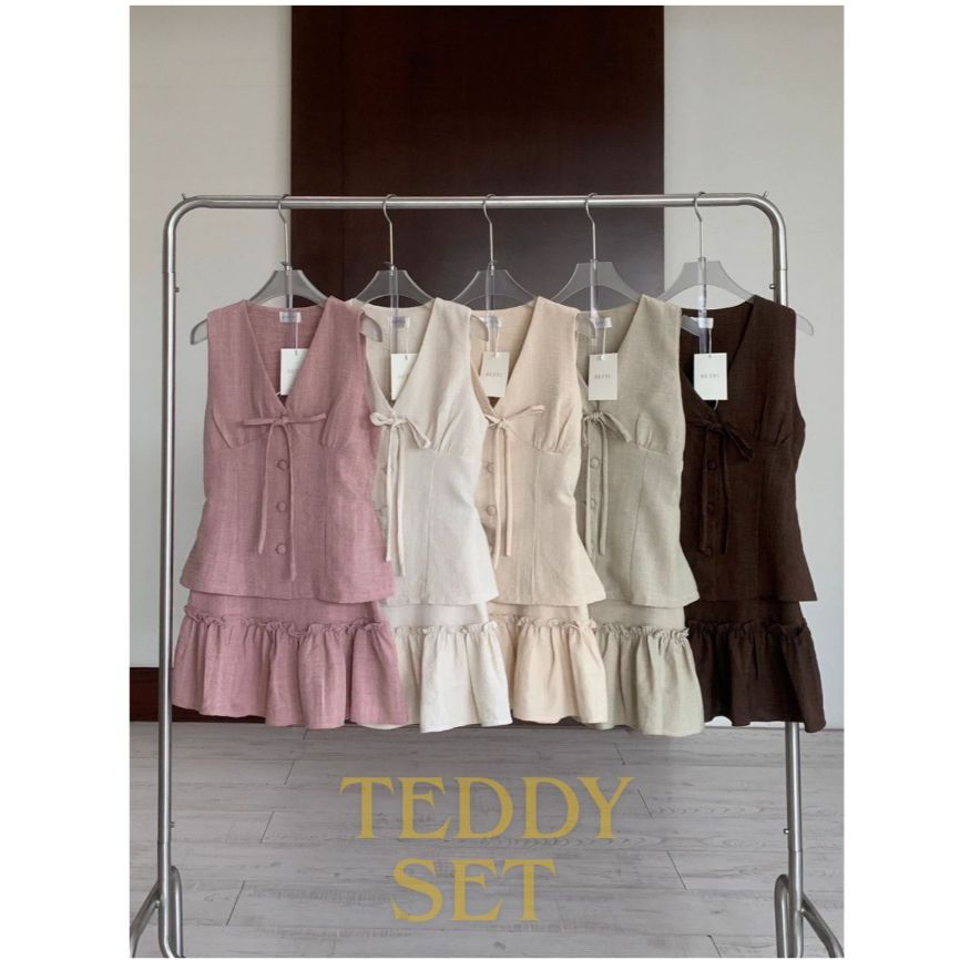 Teddy Set : ชุดเซ็ท 2 ชิ้นกระโปรงสั้น ชุดเซ็ทกระโปรงแต่งระบาย เสื้อแขนกุดคอวี แต่งโบว์น่ารัก สีพื้น BETTY (B083)