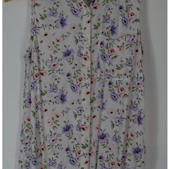 เสื้อแขนกุด H&M มือ 2 ลายดอก สีขาว - ม่วง คอปก กระดุมผ่าหน้า อก 34 นิ้ว ยาว 22 นิ้ว
