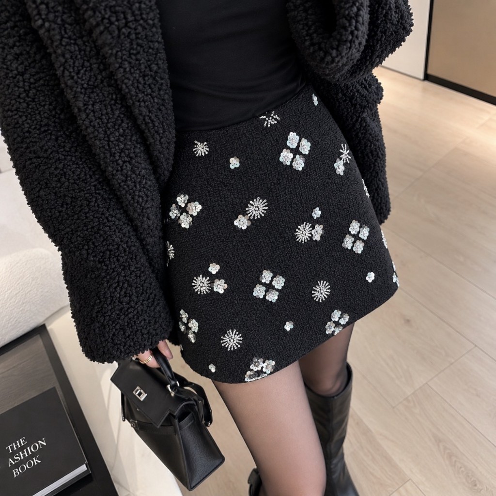 *แนะนำซักมือ* กระโปรงสั้น ผ้าBoucle Tweed แต่งอะไหล่คริสตัลลายดอกไม้  วิบวับ มีซับในอย่างดี (Diamond Tweed Skirt)