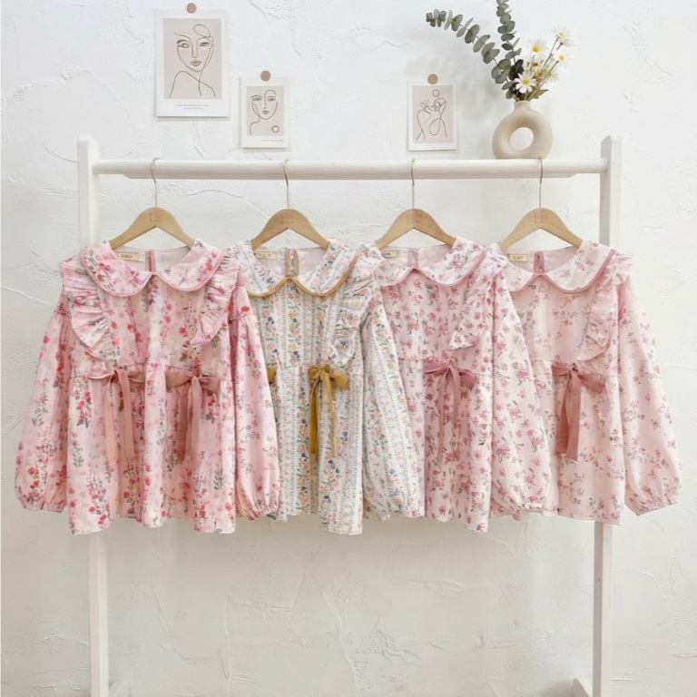 ป้าย Lilly เสื้อผ้าพิมพ์ลายคอบัวแต่งกุ้นสี ระบายข้าง แต่งโบว์ผูกน่ารัก ๆ อก 42 นิ้ว