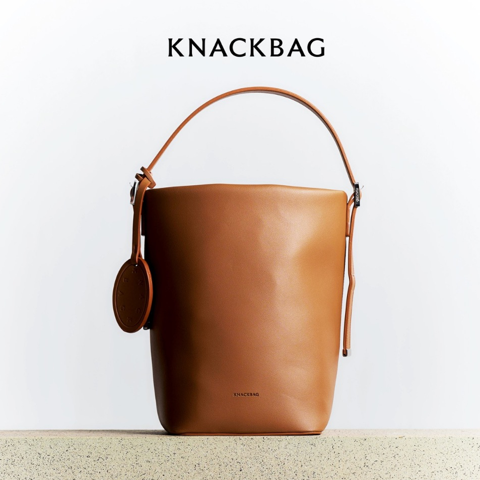 KNACKBAG - KnockKnock bag - กระเป๋าทรงถัง + ชาร์ม รุ่นน็อคน็อค หนังเรียบสังเคราะห์ (PU Smooth) สีดำ 