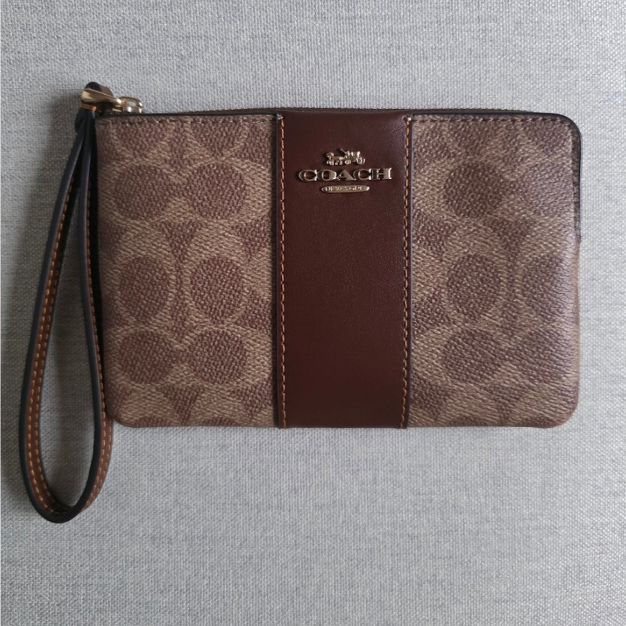 [ของแท้ 100% พร้อมส่ง] กระเป๋าคล้องมือ Coach CW854 Corner Zip Wristlet In Signature Canvas - สี Tan/