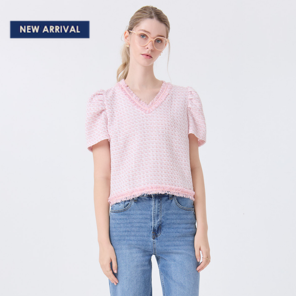 ESPADA เสื้อเบลาส์คอวีผ้าทวีต ผู้หญิง สีชมพู | V-neck Tweed Blouse | 05243