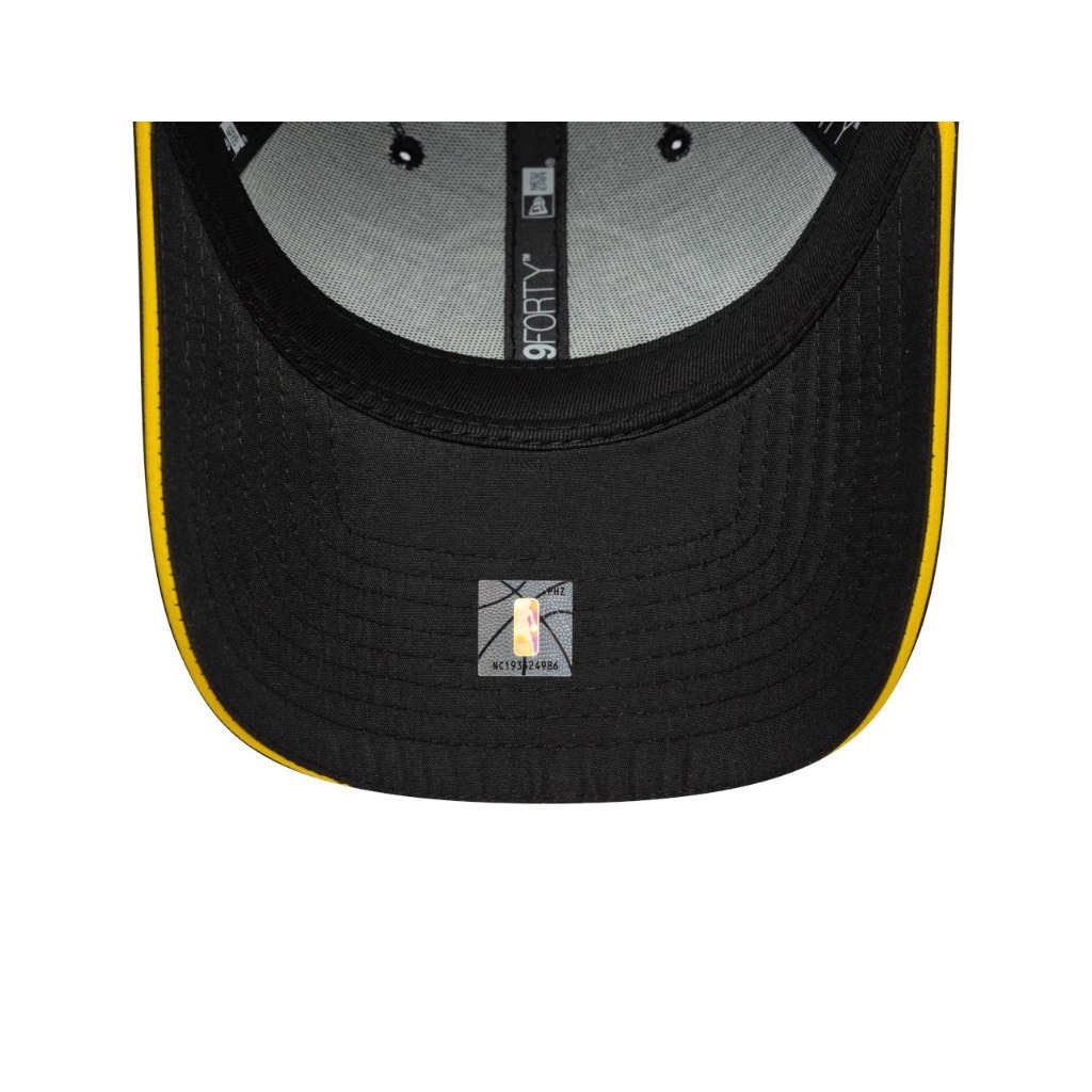 New Era قبعة 9Forty ‏Los Angeles Lakers مايكروفايبر خفيفة جداً — أسود — صورة 5