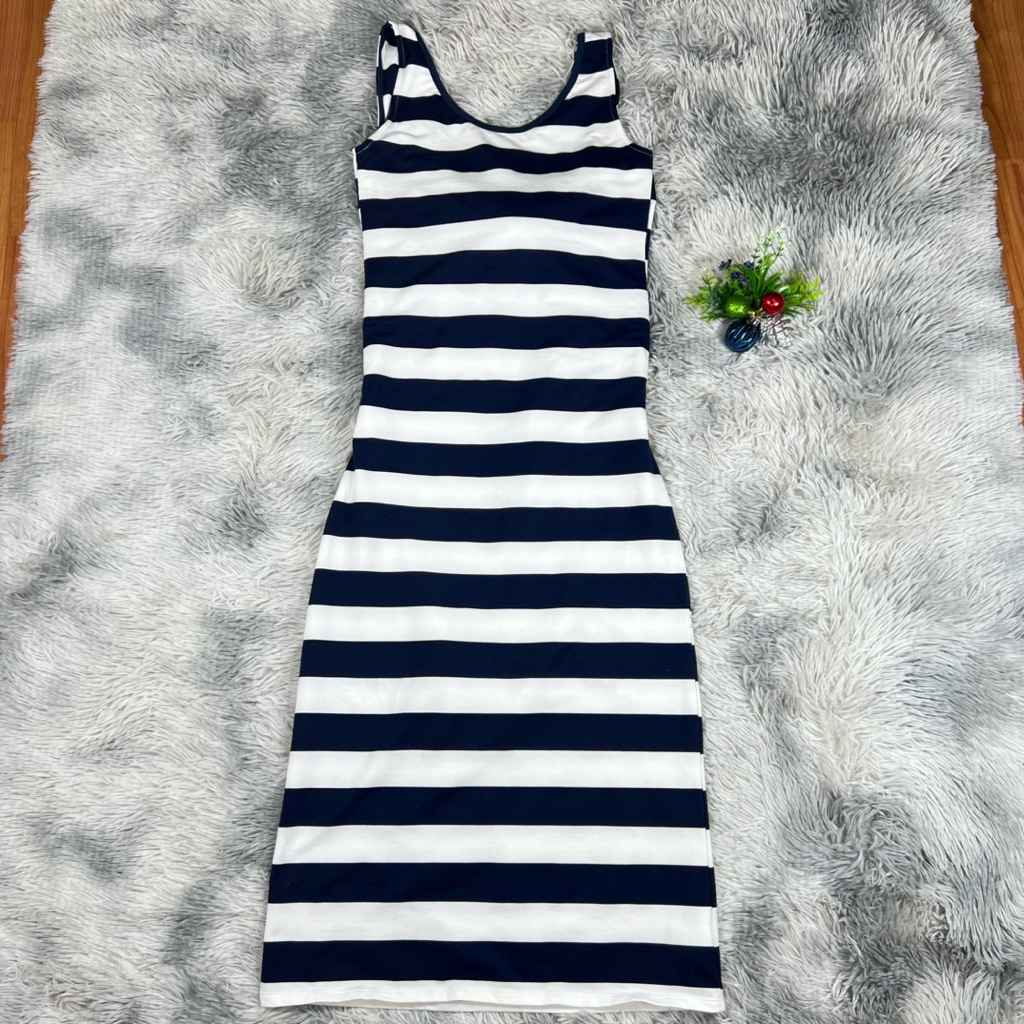 เดรสยาว Cecil Mcbee ลายทาง สีกรมขาว นำเข้าจากญี่ปุ่น มือสอง