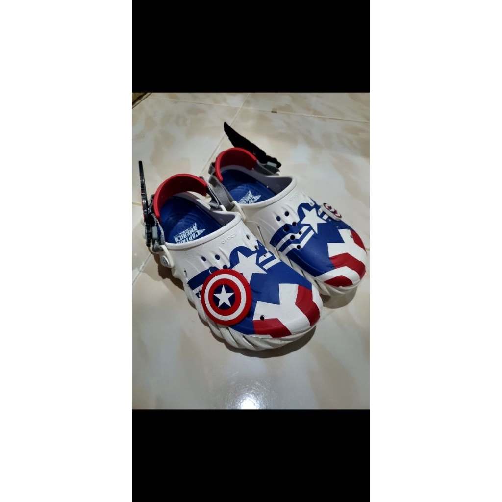 NEW Mens Crocs Captain America Echo Clogs