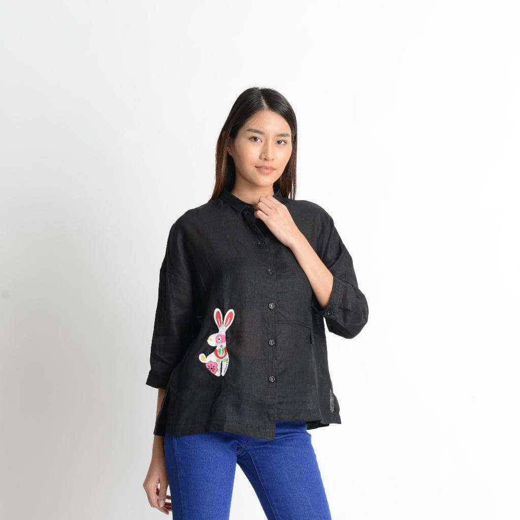 C&D ซีแอนด์ดี Shirt เสื้อเชิ้ตคอปกจีน พร้อมลายปักกระต่าย (ปีเถาะ) สีดำ CP3SBL