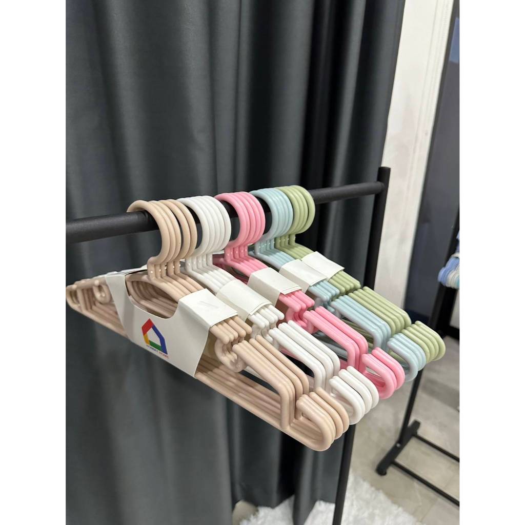 Hommy (1แพ็คมี5ชิ้น) ไม้แขวนเสื้ิอ ผู้ใหญ่  พลาสติกอย่างหนา มีร่องป้องกันเสื้อหลุดร่วง รุ่น Q #029