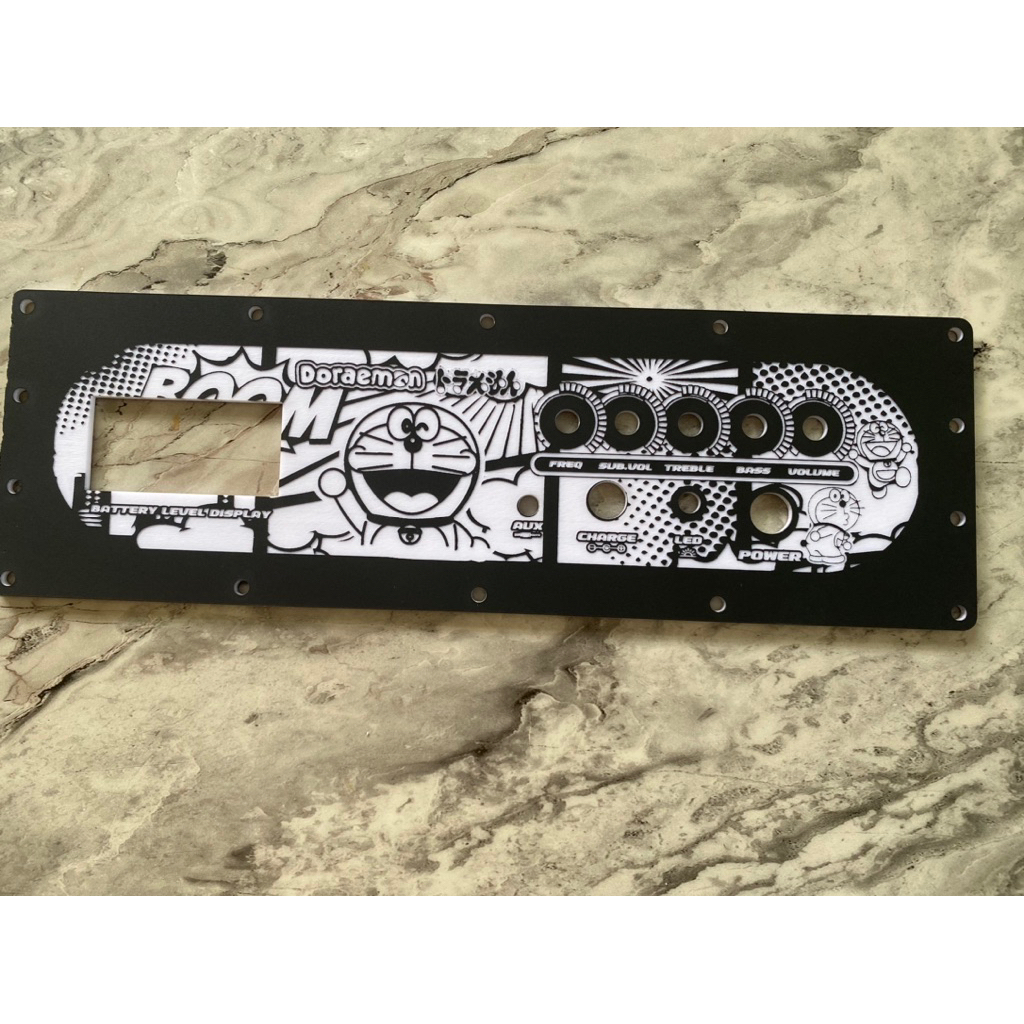 เพลท TB 21 ไม่ย้ายลายโดราเอมอน สีขาวพ่นดำ3 มิล ขนาดช่องเพลท 26 x6 cm. ขนาดทั้งหมด 29.5x9cmวัดแบตดิจิตอลสวิทย์12มิล - รูปที่ 2