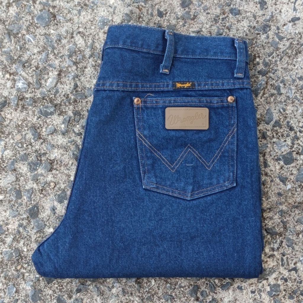 W18/37 กางเกงยีนส์มือสอง Wrangler รุ่น 936PWD เอววัดจริง 37" ยาวทั้งตัว 35" ปลายขา 9" ผลิต Nicaragua
