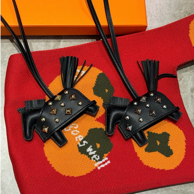 Pre order ราคา2200 HS Hand-Sewn Rivet ที่​ห้อย​กระเป๋า พวงกุญแจ หนังแกะ