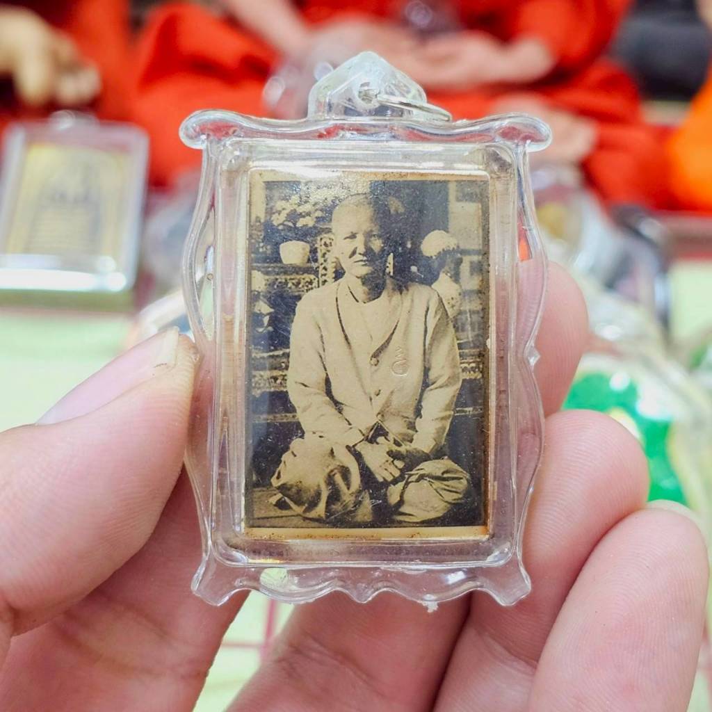ล็อกเก็ตรูปถ่ายคุณแม่ชีบุญเรือน โตงบุญเติม ด้านหลังบรรจุพระพุทโธน้อยและมวลสาร