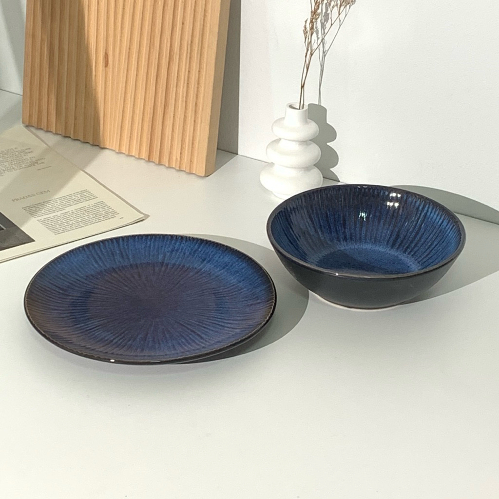 Round coupe plate&Bowl จานและชามเซรามิก ผิวสัมผัสเคลือบมันเงา เล่นริ้วตรงภายในจานและชามสีnavyด้านนอกเป็นสีดำผิวเคลือบมัน
