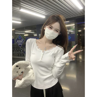 Hotgirl พร้อมส่ง เสื้อยืดแขนยาวผู้หญิง เสื้อยืดเข้ารูป การออกแบบผ้าลูกไม้ปะติด งานปักตัวอักษร สไตล์เกาหลีแบบอ่อนโยน