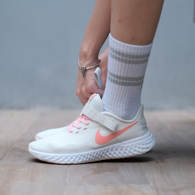 รองเท้าวิ่งผู้หญิง Nike Revolution 5 FlyEase ของแท้ ป้ายไทย