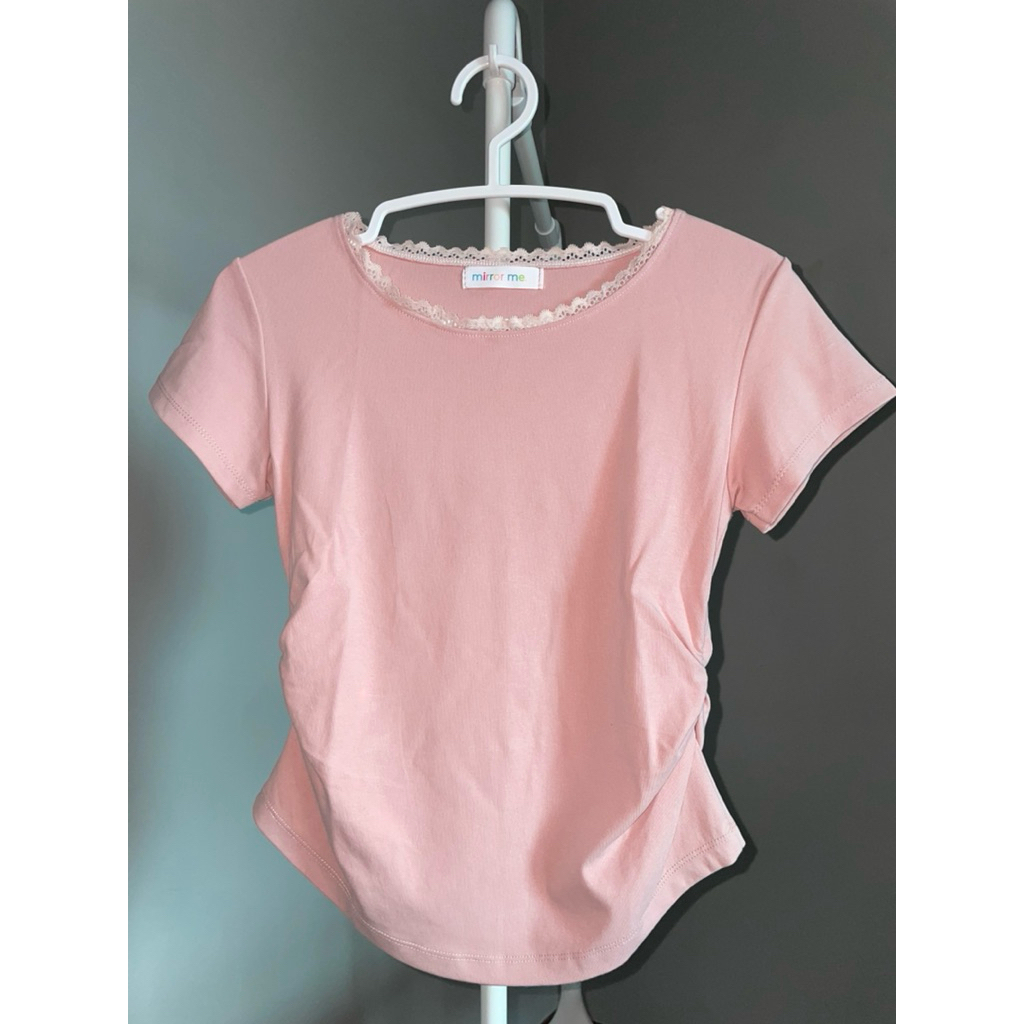 เสื้อมือสอง เสื้อคอกลมลูกไม้ แต่งย่นข้าง ผ้ายืด แบรนด์ mirrorme