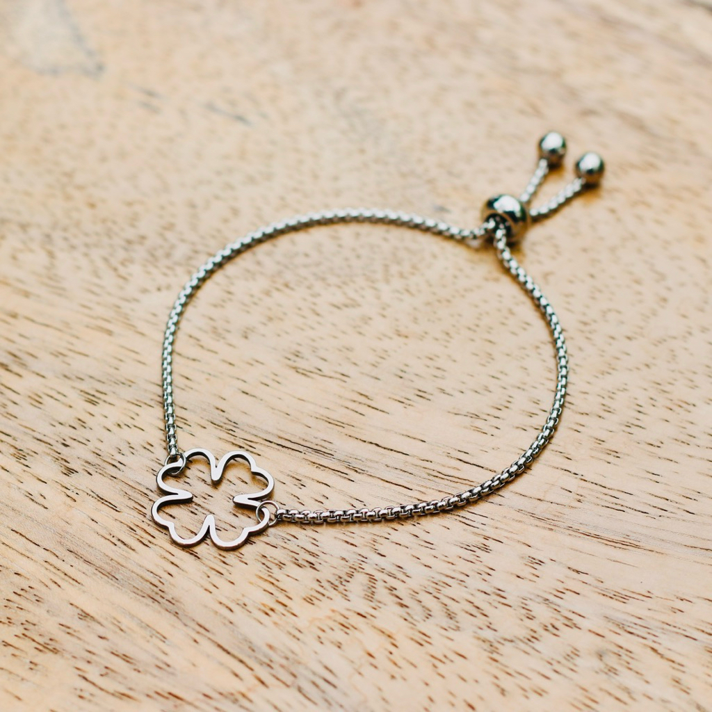 สร้อยข้อมือ Stainless พร้อมจี้ใบ Clover