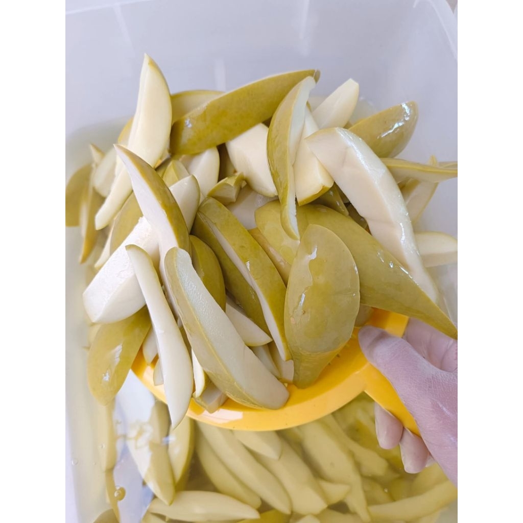 มะม่วงดองเกลือโบราณ ( 3 ถุง 100 บาท ) ถุง 300 กรัม มะม่วงดองมีเปลือก แถมฟรีพริกเกลือรสแซ่บ 3 ถุง